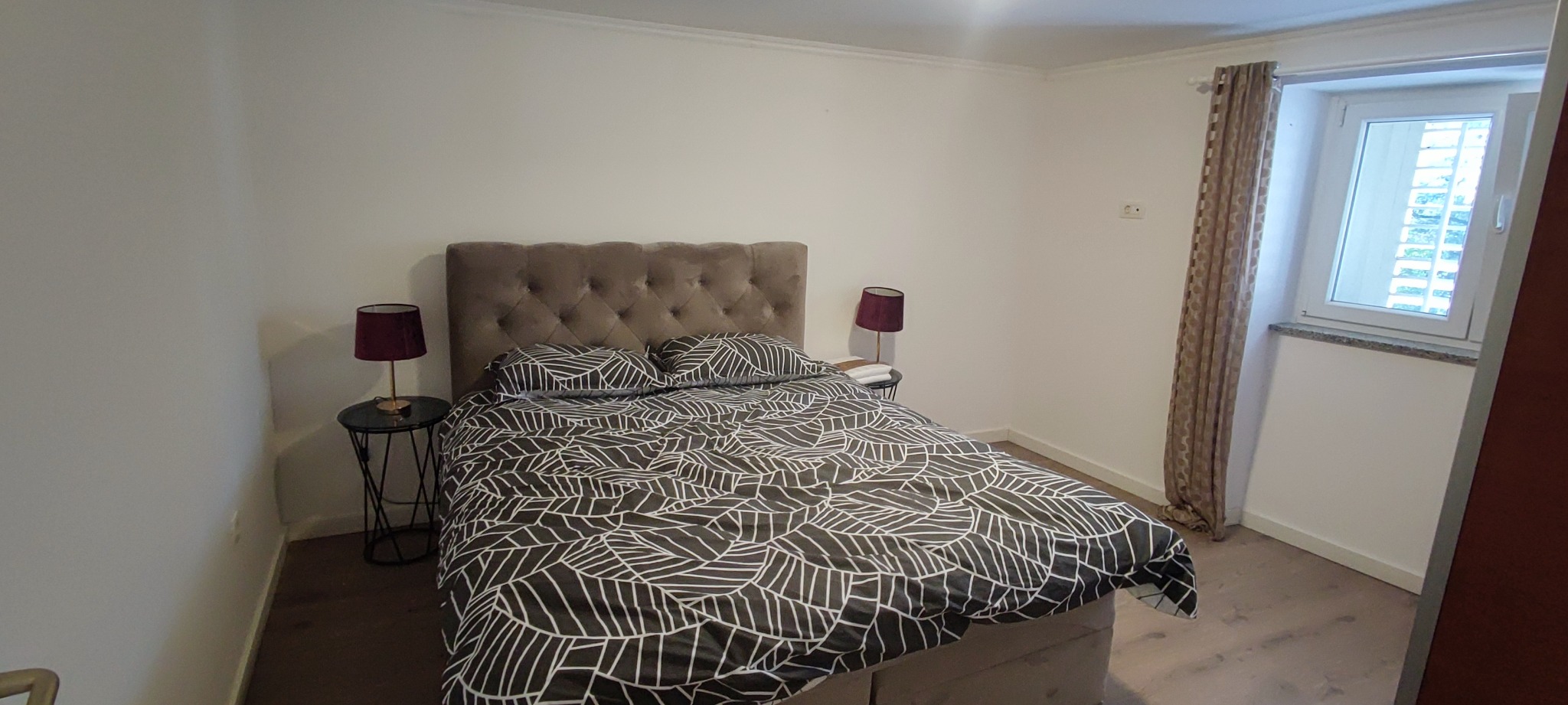 Spavaća soba s velikim krevetom